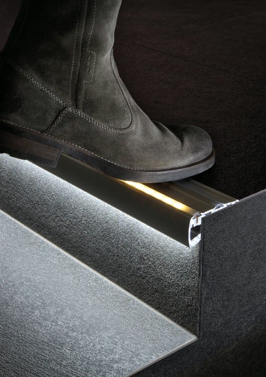 Profile LED do oświetlenia schodów